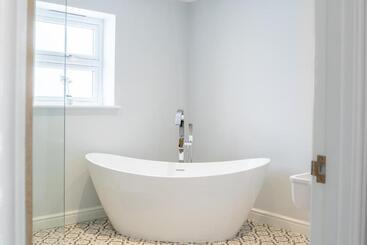 The Orchard   Spacious 5 Bed