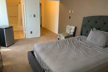 Deluxe Hotel Style Unit