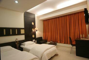 Pride Biznotel Alkapuri Near Vadodara Airport