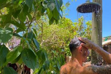 Tropicália Hostel E Pousada