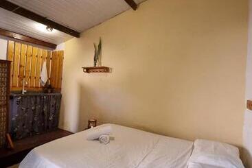 Tropicália Hostel E Pousada