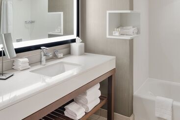 هتل Courtyard By Marriott Portland Downtown/waterfront