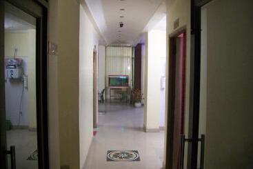 هتل Viraat Inn