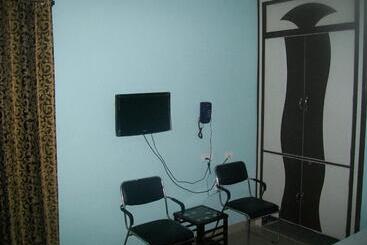 هتل Viraat Inn