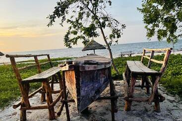 هتل Maisara Mafia Beach Lodge