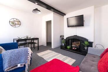 Characterful 2 Bed Apartment   Spacious & Comfy