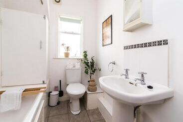Characterful 2 Bed Apartment   Spacious & Comfy