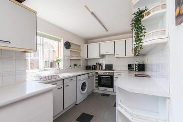 Characterful 2 Bed Apartment   Spacious & Comfy
