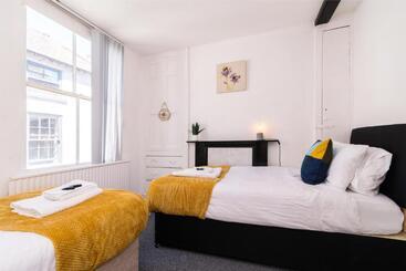 Characterful 2 Bed Apartment   Spacious & Comfy