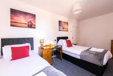 آپارتمانهای توریستها Characterful 2 Bed Apartment   Spacious & Comfy