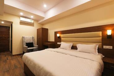 Fabhotel Blueark