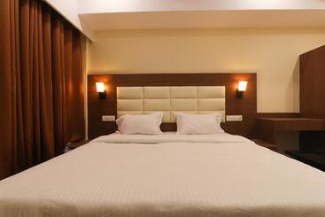 Fabhotel Blueark