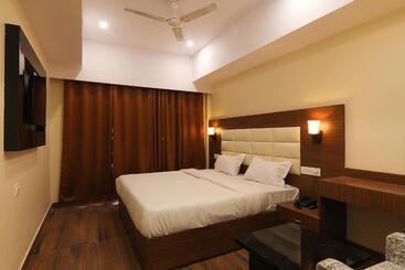 Fabhotel Blueark