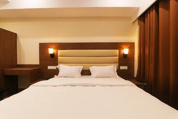 Fabhotel Blueark