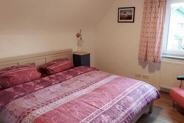 דירות לתיירים Gemütliche Ferienwohnung Auf 2 Etagen Mit Dachterrasse