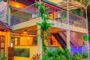 Green Leaf Guest House   Omadhoo