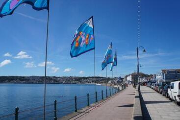 Modern 2 Bed Apt Centre Of Penzance, Lift Access