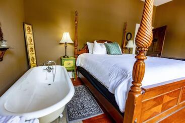 تختخواب و صبحانه Southern Charm In The Camellia Rose Inn