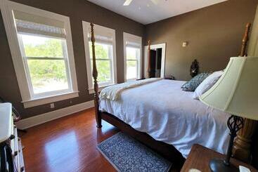 تختخواب و صبحانه Southern Charm In The Camellia Rose Inn