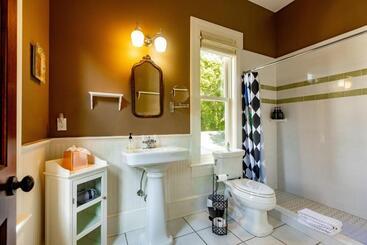 تختخواب و صبحانه Southern Charm In The Camellia Rose Inn