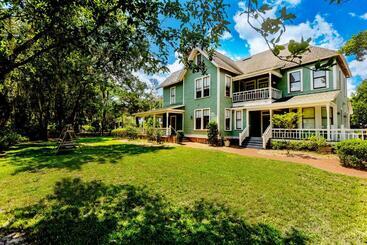 تختخواب و صبحانه Southern Charm In The Camellia Rose Inn