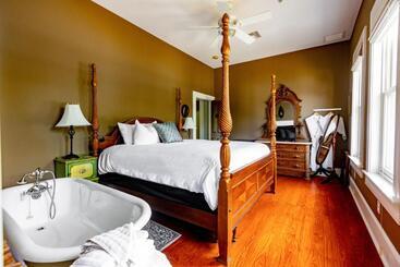 تختخواب و صبحانه Southern Charm In The Camellia Rose Inn
