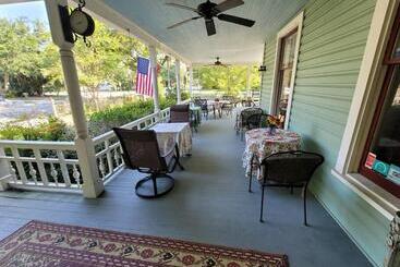 تختخواب و صبحانه Southern Charm In The Camellia Rose Inn