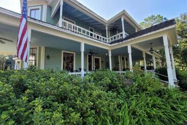 تختخواب و صبحانه Southern Charm In The Camellia Rose Inn