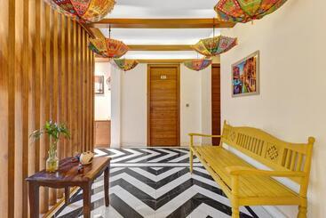 هتل Grand Villas Near Delhi Igi Airport