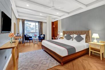 هتل Grand Villas Near Delhi Igi Airport