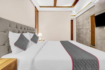 هتل Grand Villas Near Delhi Igi Airport
