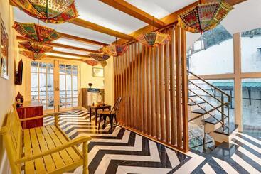 هتل Grand Villas Near Delhi Igi Airport