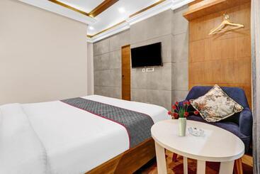 هتل Grand Villas Near Delhi Igi Airport