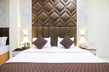 هتل Grand Villas Near Delhi Igi Airport