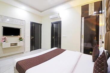 هتل Grand Villas Near Delhi Igi Airport