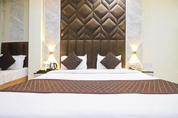 هتل Grand Villas Near Delhi Igi Airport