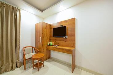 هتل Grand Villas Near Delhi Igi Airport