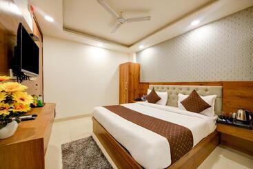 هتل Grand Villas Near Delhi Igi Airport