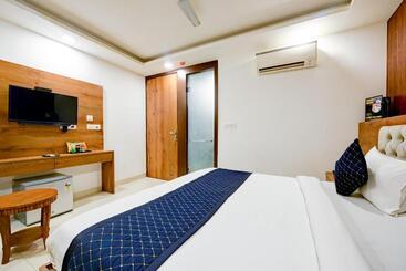 هتل Grand Villas Near Delhi Igi Airport