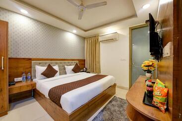 هتل Grand Villas Near Delhi Igi Airport