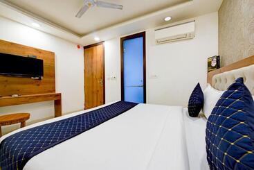هتل Grand Villas Near Delhi Igi Airport