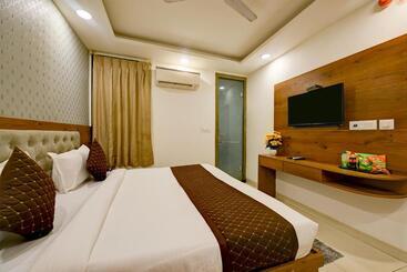 هتل Grand Villas Near Delhi Igi Airport