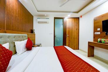 هتل Grand Villas Near Delhi Igi Airport