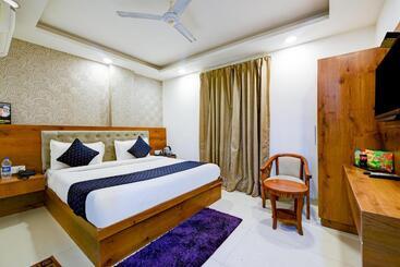 هتل Grand Villas Near Delhi Igi Airport