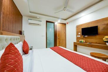 هتل Grand Villas Near Delhi Igi Airport