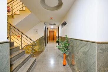 هتل Grand Villas Near Delhi Igi Airport