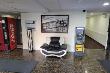 هتل Super 8 North Red Deer