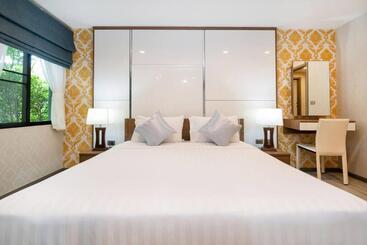 Nayang Beach Brand New Executive Luxury Condo
