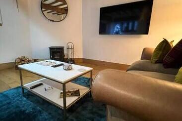 The Horners   Log Burner, Cheshire Village, Parking, Walks, Aga, Dogs