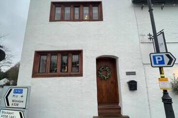 The Horners Log Burner, Cheshire Village, Parking, Walks, Aga, Dogs